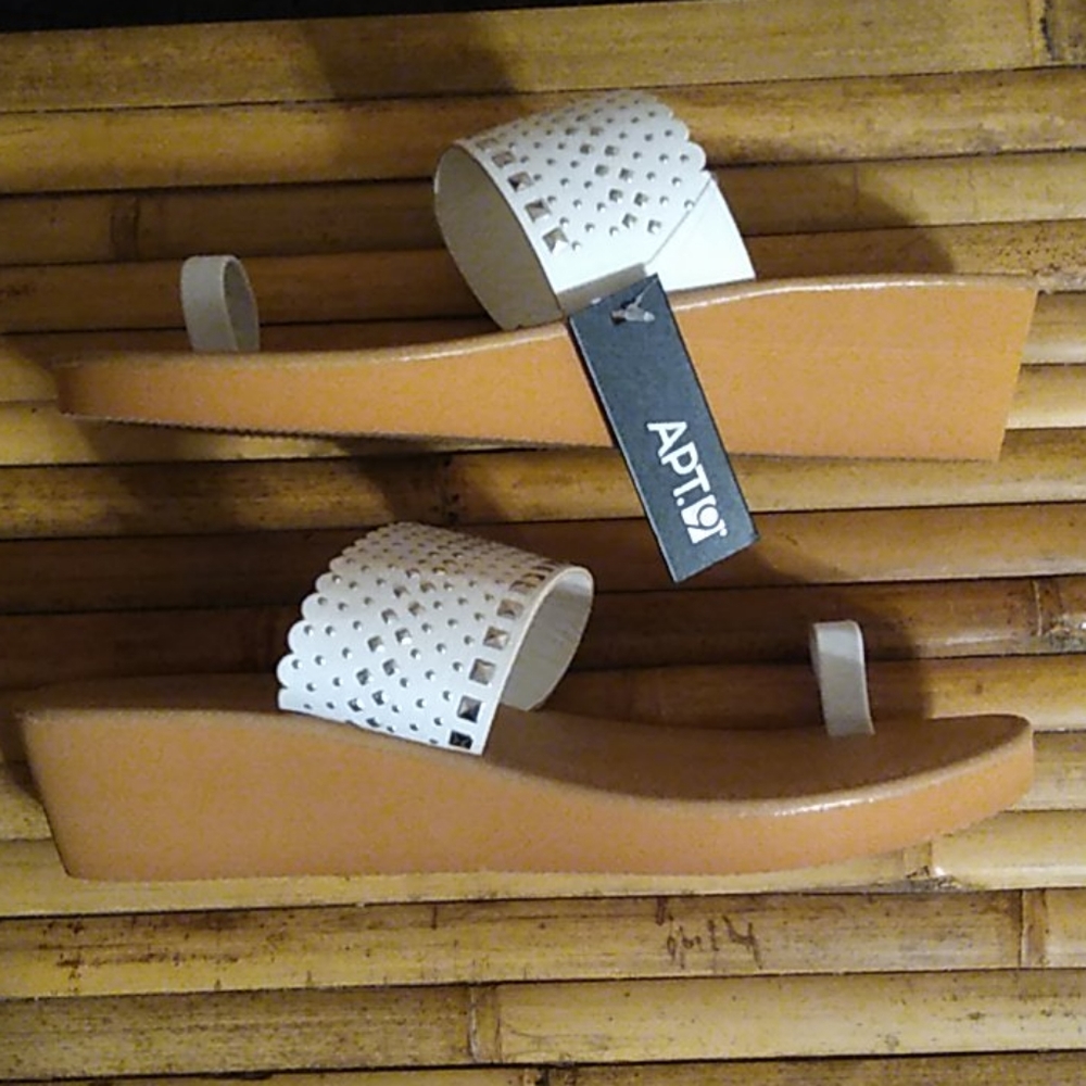 💰SOLD💰 Apt. 9 sandals - Picture 2 of 5